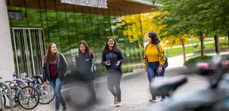 4 students walking by the RoBERT H Lee alumni Centre